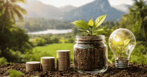 Imagem representando investimentos sustentáveis. Sobre a terra, há pilhas de moedas em crescimento ao lado de um pote de vidro com uma planta brotando e uma lâmpada contendo outra muda iluminada. Ao fundo, paisagem natural com montanhas e vegetação. A cena simboliza investimentos de longo prazo, crescimento financeiro, sustentabilidade e aplicação de recursos em projetos verdes no Brasil.